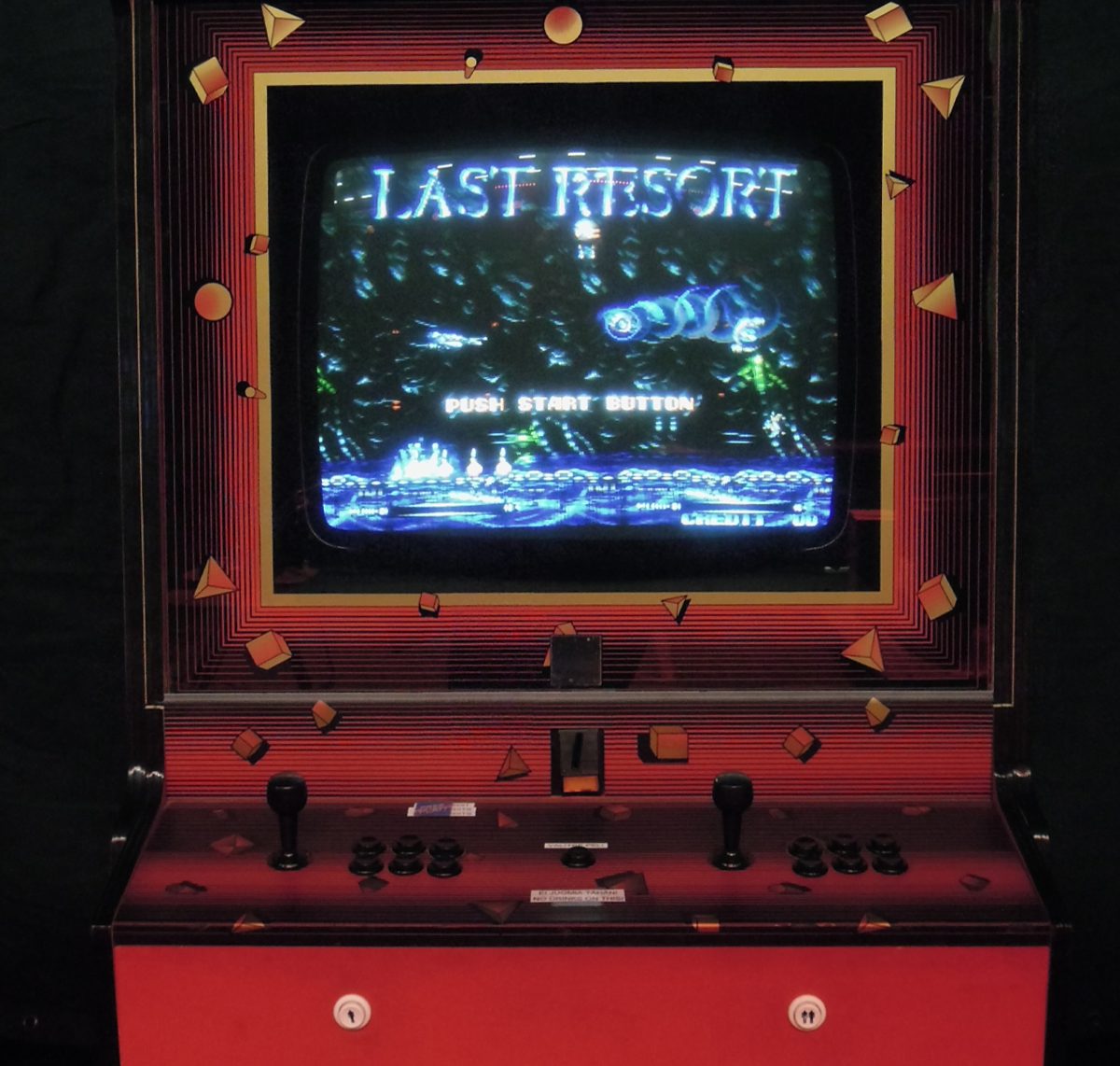 Punainen peliautomaatti, jonka näytössä lukee Last resort.