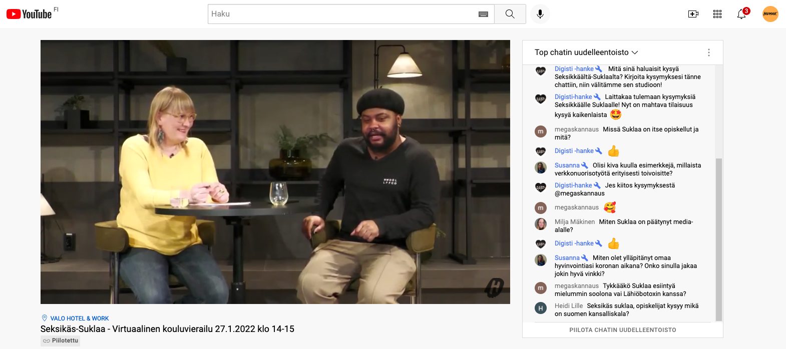 Näyttökuvakaappaus Youtuben livestriimistä, videossa kaksi henkilöä keskustelemassa ja vieressä chat-ikkuna.