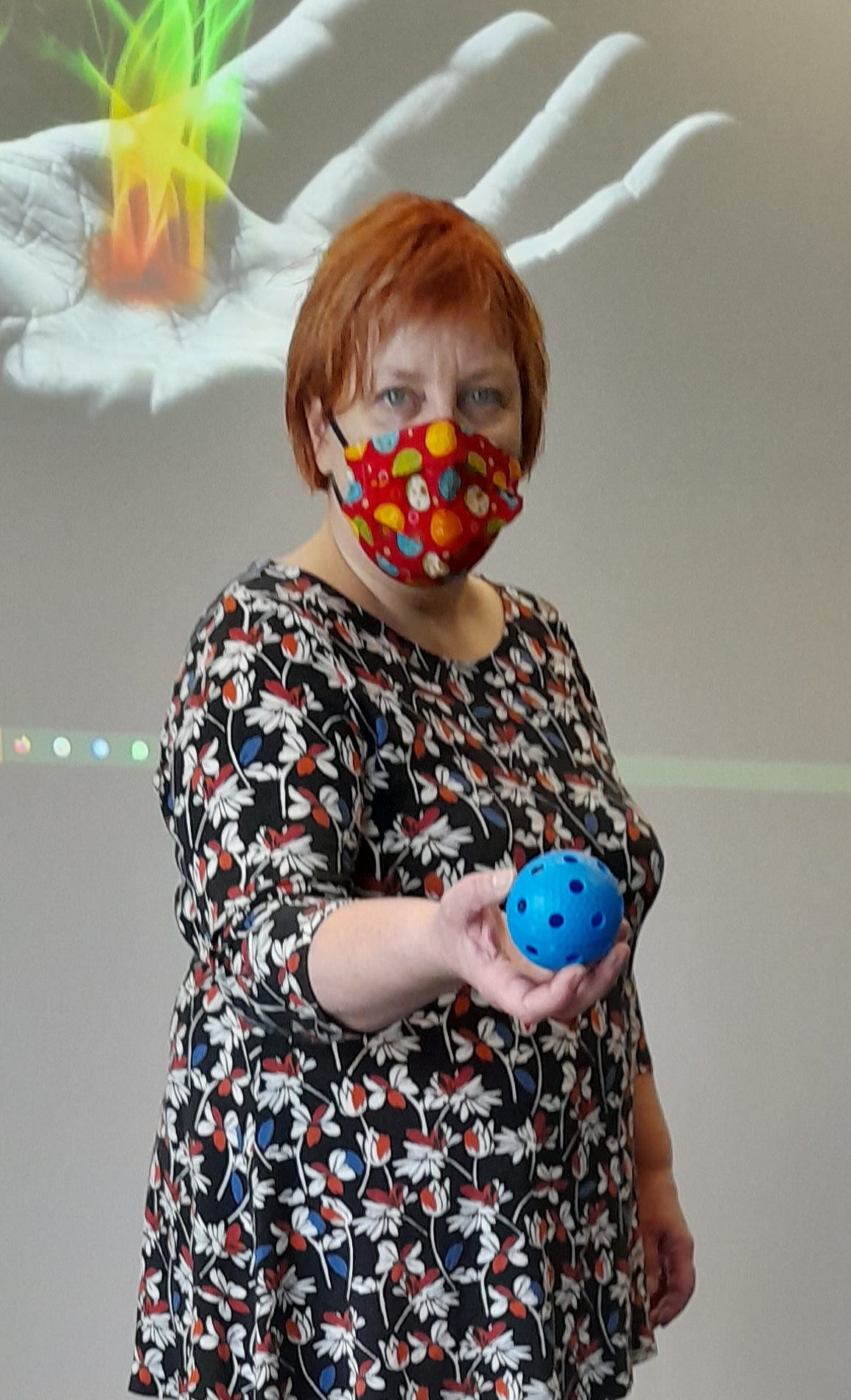 Humakin kulttuurituotannon lehtori Minna Hautio pitää kädessään pientä sinistä palloa, joka oli Innotutka -yritysvalmennuksessa käytännön innovaatiomenetelmän apuna.