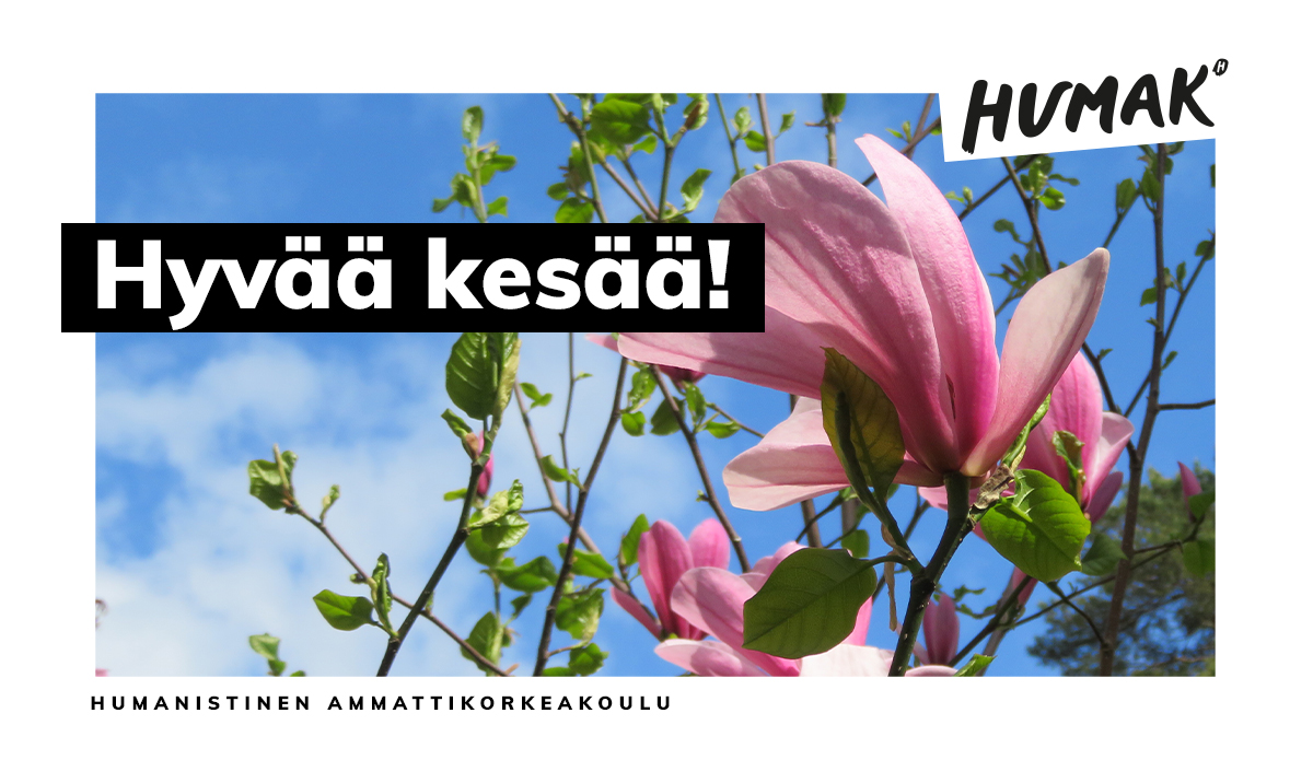 Vaalenpunaisen magnoliapuun ja sinisten taivaan eteen kirjoitettu Hyvää kesää!, bannerikuva.