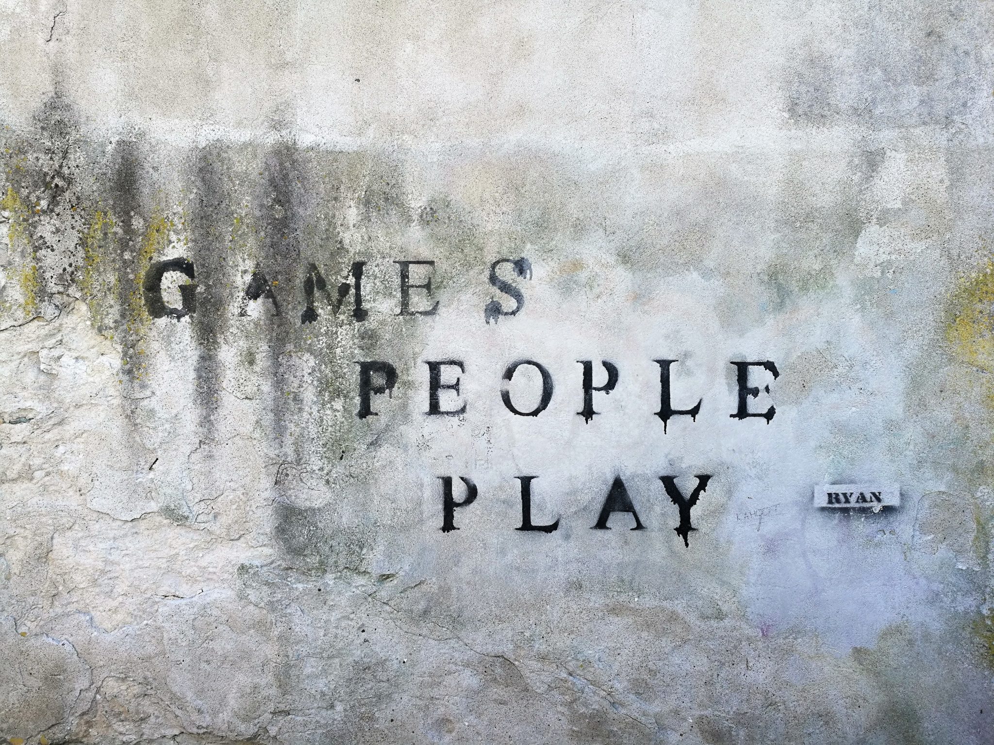 Seinämaalaus, kapitaalein ”games people play”.