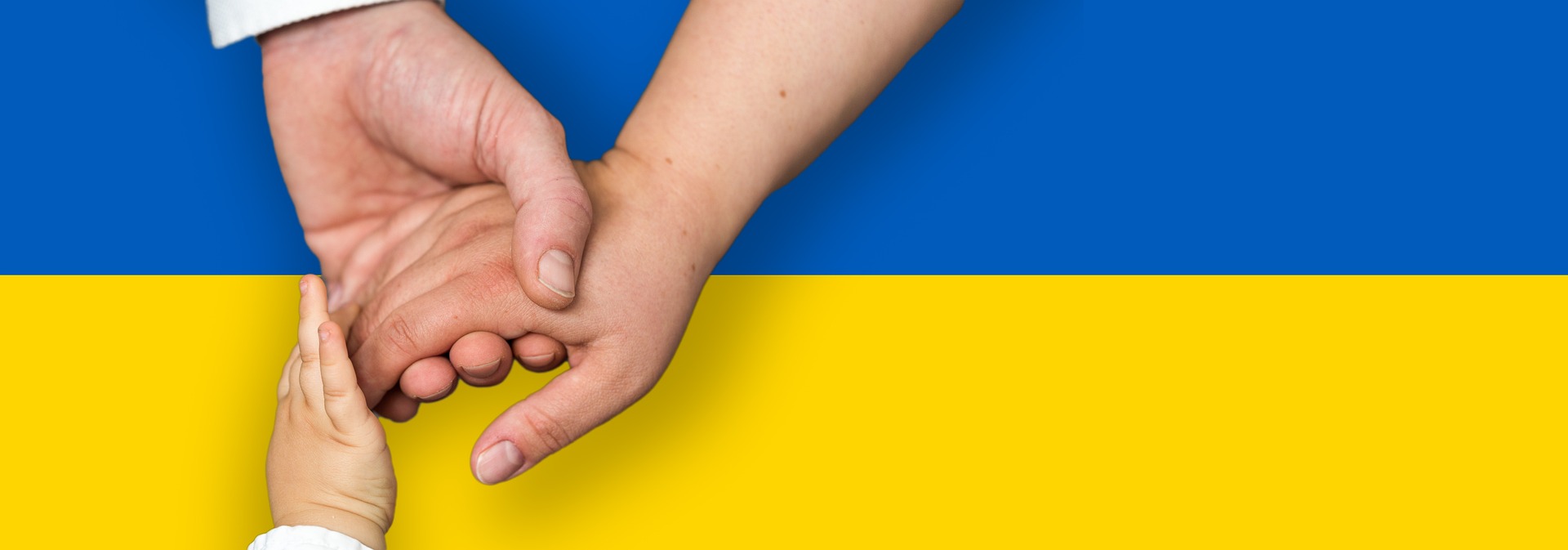 Ukrainan lippu, vaakasuorat väripalkit, ylhäällä sininen ja alhaalla keltainen väripalkki. Vaakamuotoisten väripalkkien päällä on kolmen eri ikäisen ihmisen kädet, sormet ovat yhdessä keskenään.