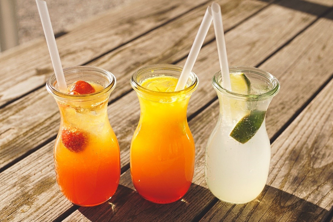 Kuvassa on kolme samanlaista juomalasia, joissa on erivärisiä juomia.