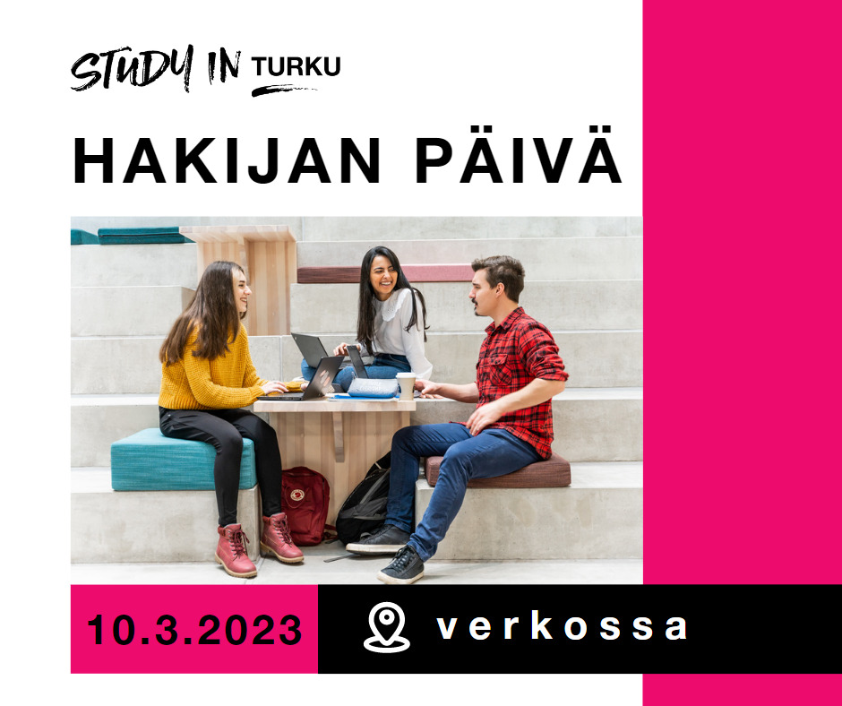 Turun alueen korkeakoulujen Hakijan päivän somebanneri, jossa kolme ihmistä, vasemmalla ja keskellä näinen sekä oikealla mies, istuu portailla toisiinsa katsoen. 