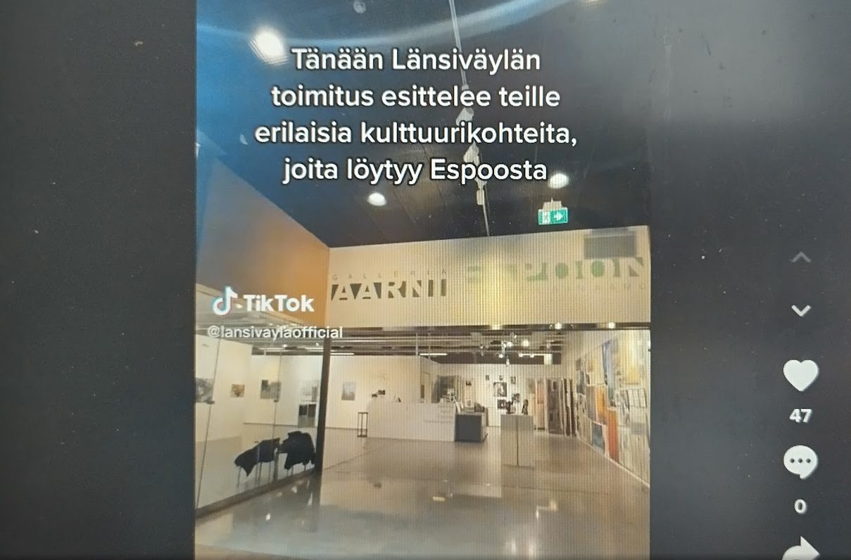 Kuvakkaapuskuva Tiktokista, jossa ruudulla näkyy Espoon kulttuuria esittelevä teksti ja valaistu sisätila, jossa esittelyseiniä. 