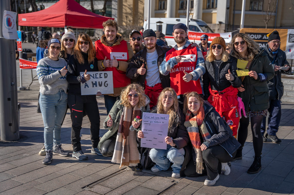Joukko opiskelijoita poseeraa kameralle Soppaa ja Solidaarisuutta-tapahtumassa Turun torilla.