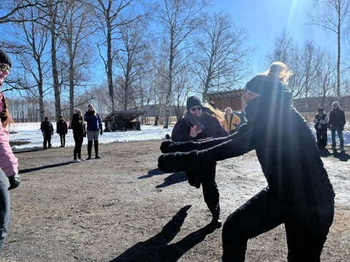 Opiskelija juoksevat hippaleikissä.