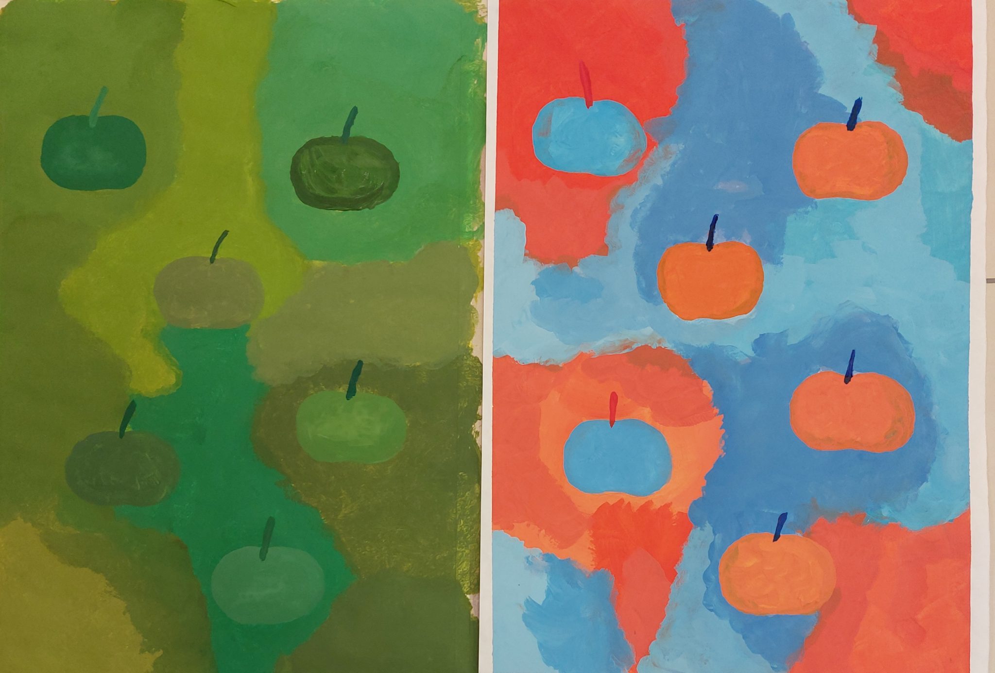 Kaksi maalausta vierekkäin. Vihreällä pohjalla on vihreitä omenoita ja puna-sinisellä pohjalla on sinisiä ja punaisia omenoita.