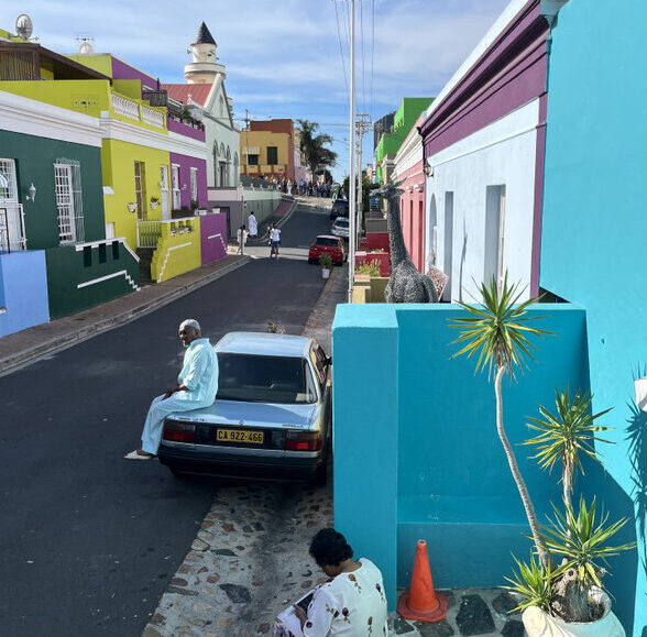 Bo-Kaap kaupunginosa Kapkaupungissa. Katunäkymä kirkkailla väreillä maalatuista taloista. 