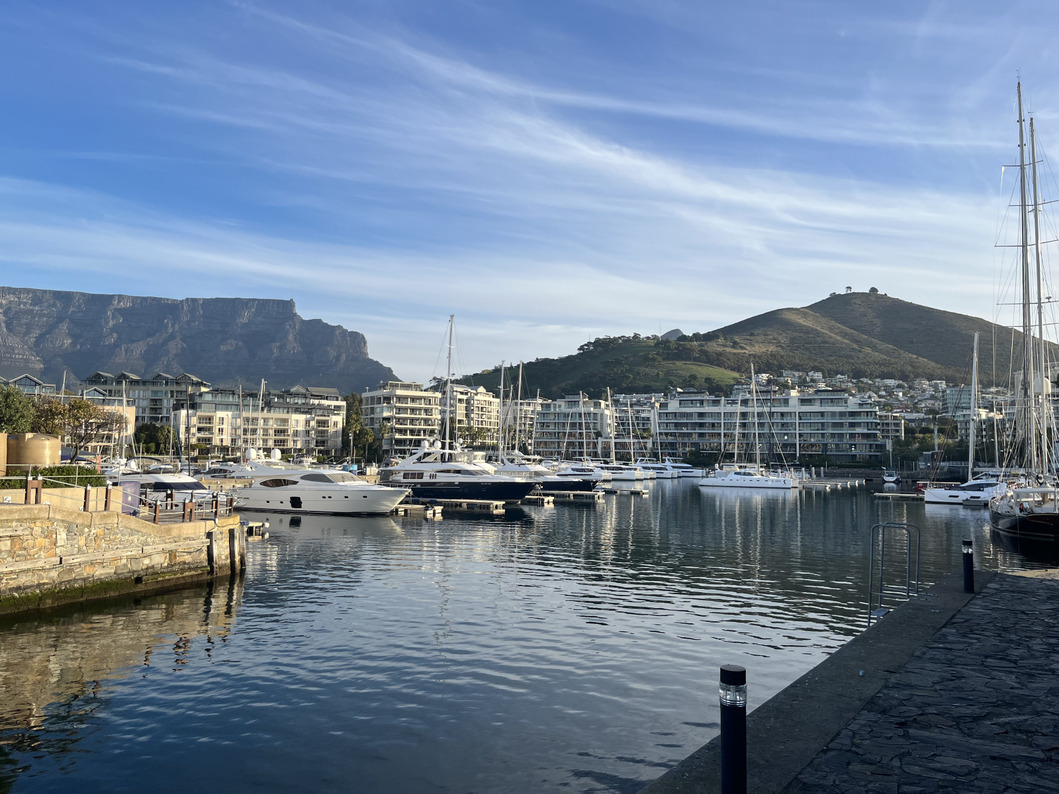Waterfront kaupunginosan luksusveneitä marinassa ja taustalla Table Mountain. 