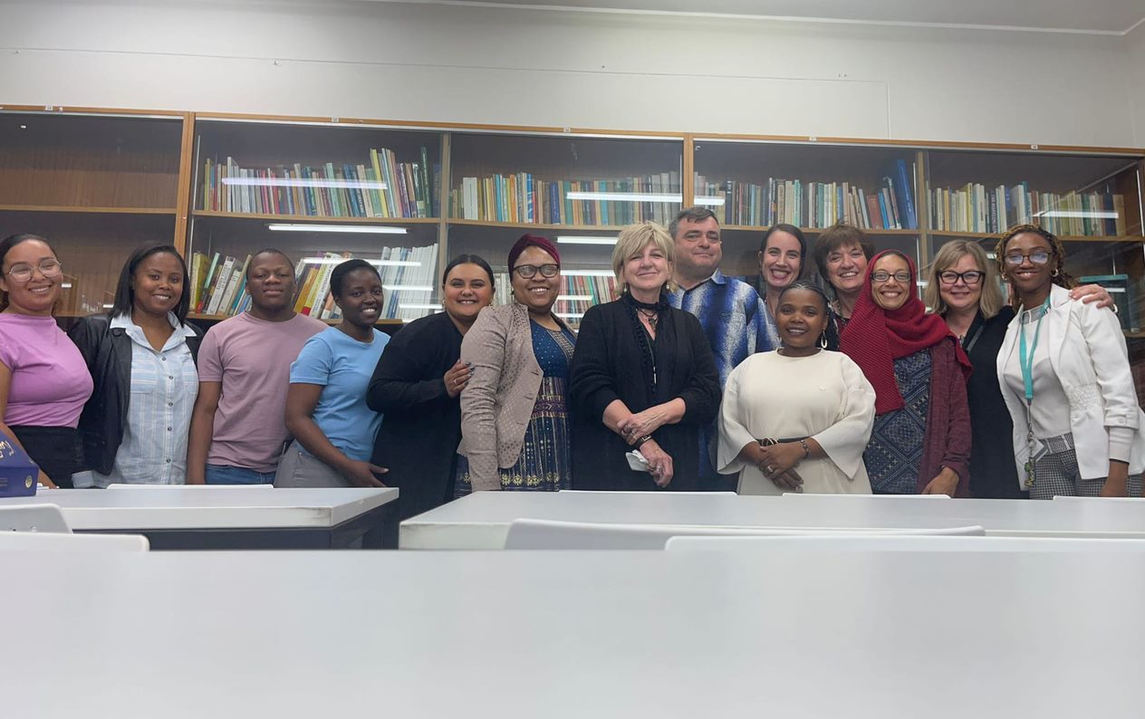 Stellenboschin yliopiston sosiaalityön laitoksen henkilökunta ja Humakin vierailijat yhteiskuvassa 
