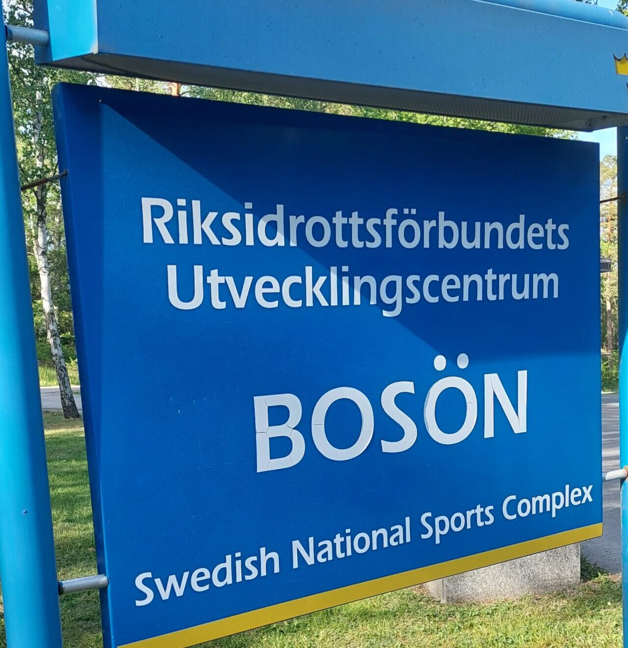 A sign that says: Riksidrottsförbundets, Utvecklingscentrum, Bosön.