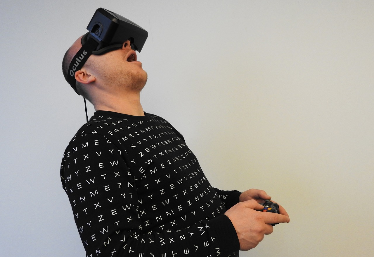 Kuvassa mies, jolla on VR-lasit päässä.