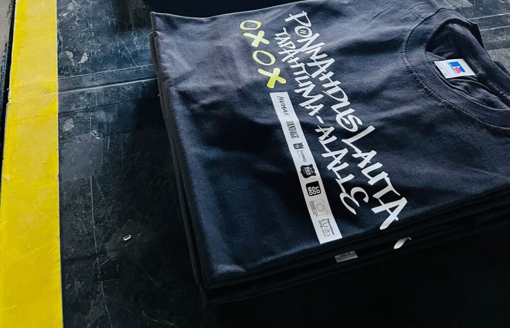 Pino T-paitoja, joissa on teksti Ponnahduslauta tapahtuma-alalle.