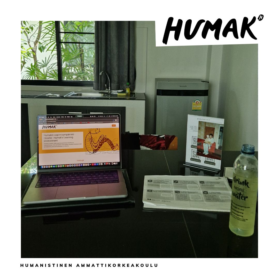 Kuva työpöydästä, jossa on läppäri ja Humakin verkkosivut avoinna selaimessa. 