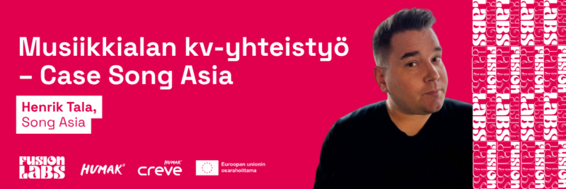 Vaaleanpunaruskeasävyinen banneri, jossa teksti "Musiikkialan kv‑yhteistyö — Case Song Asia" ja pienempi laatikko teksti "Henrik Tala, Song Asia", vasemmassa alareunassa FusionLabs-, Humak-, Creve- ja EU-logot, oikeassa reunassa lähikuva miehestä kasvoista ja hartioista.