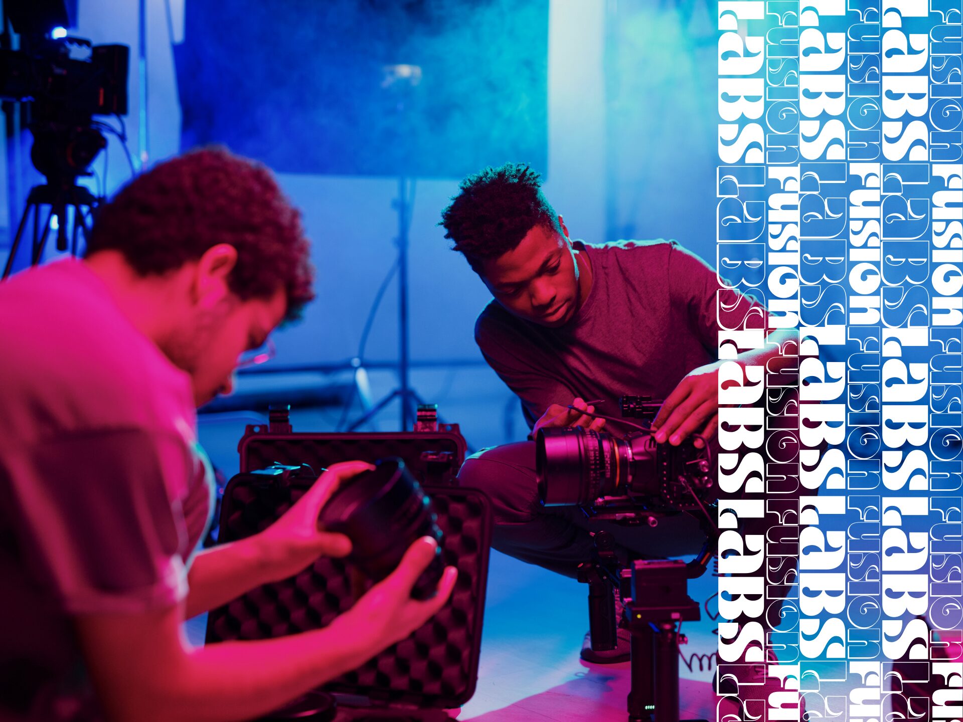 Kaksi henkilöä on kyykyssä lattialla ja katsovat kameroita.