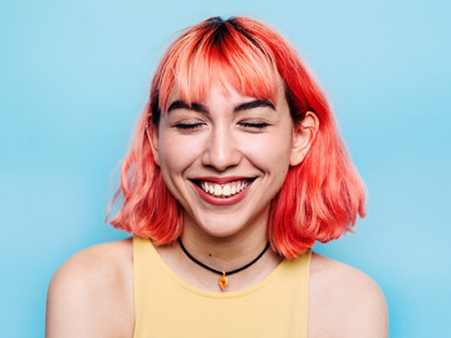 Punatukkainen tyttö virnistää