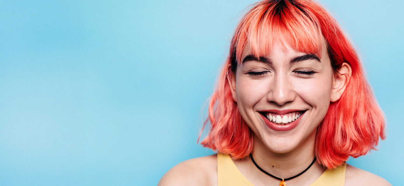 Punatukkainen tyttö virnistää