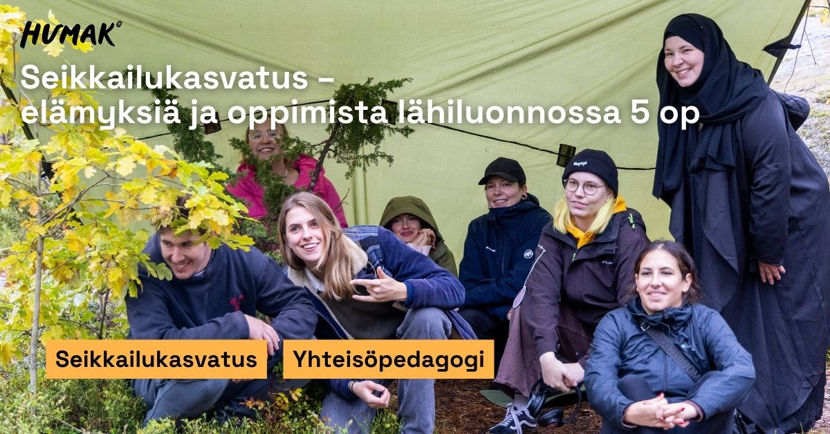 Ryhmä aikuisia istuu ja seisoo teltan alla syksyisessä metsäympäristössä. Heillä on ulkoiluvaatteet päällään ja he hymyilevät kameralle. Kuvassa on teksti ”Seikkailukasvatus – elämyksiä ja oppimista lähiluonnosta 5 op” sekä tunnisteet ”Seikkailukasvatus” ja ”Yhteisöpedagogi”. Vasemmassa yläkulmassa on Humakin logo.