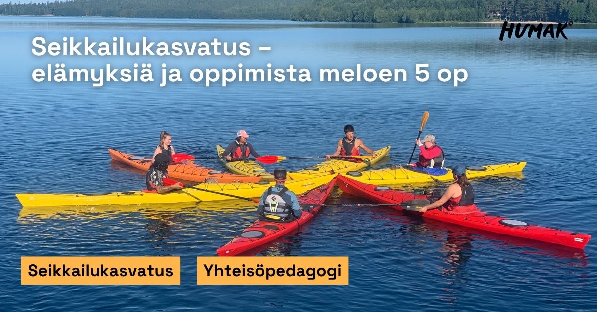 Ryhmä aikuisia meloo kajakeilla tyynellä järvellä ja muodostaa ympyrän vesillä. Osallistujilla on pelastusliivit ja melat käsissään. Taustalla näkyy metsäinen ranta. Kuvassa on teksti ”Seikkailukasvatus – elämyksiä ja oppimista meloen 5 op” sekä tunnisteet ”Seikkailukasvatus” ja ”Yhteisöpedagogi”. Oikeassa yläkulmassa on Humakin logo.