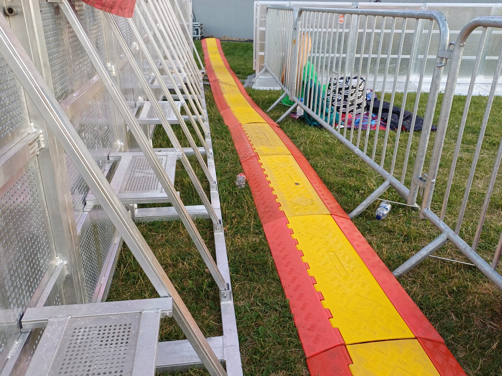 Tapahtumakentälle on laitettu väkijoukkojen liikkumista rajaavia siirtoaitoja. 