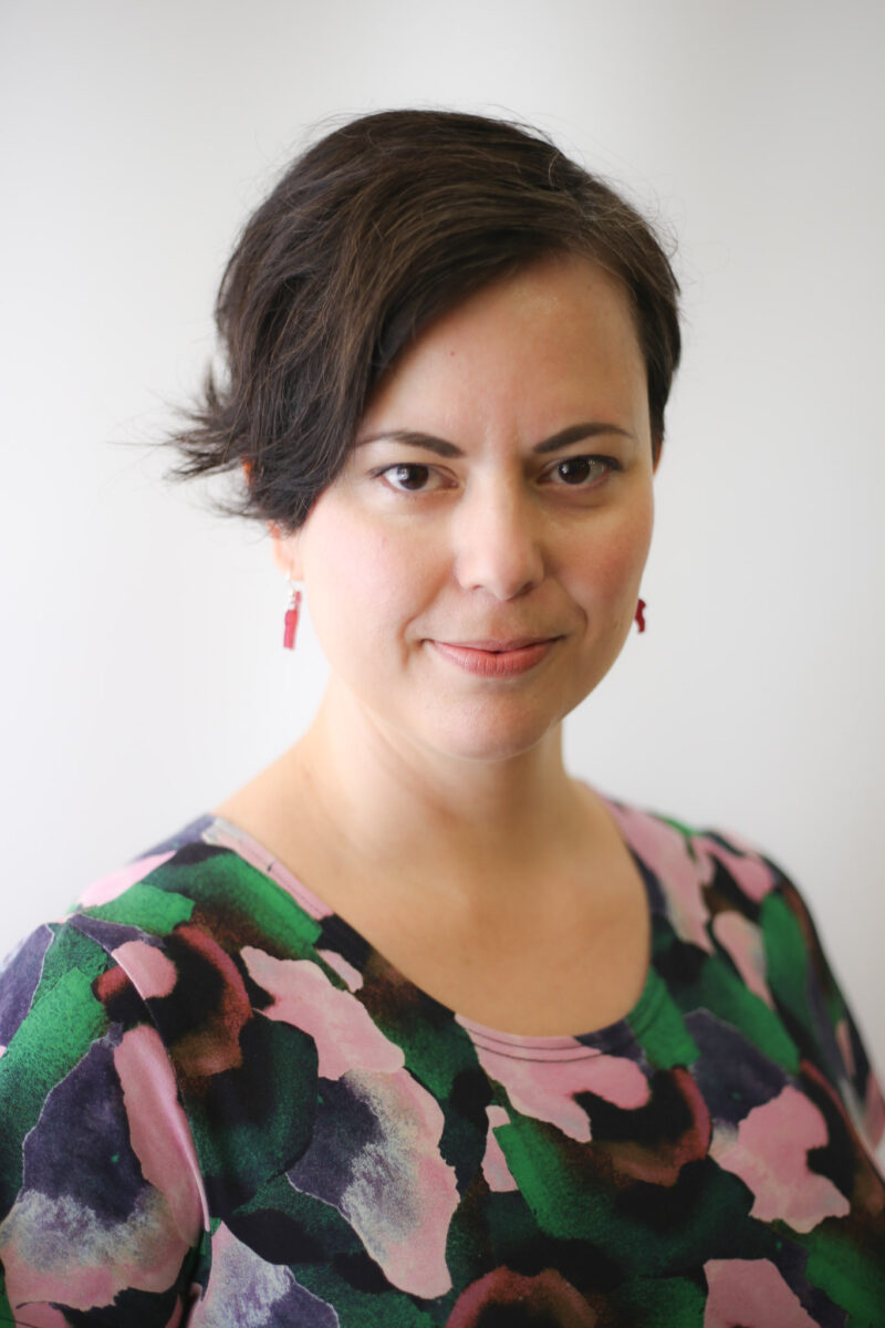 Johanna Muhonen toimii Humanistisen ammattikorkeakoulussa kulttuurituotannon lehtorina. Muhosen osaamisalaa ovat mm. tuotteistaminen, palvelumuotoilu ja brändäys. Kuva: Emma-Karoliina Reponen, Humak.