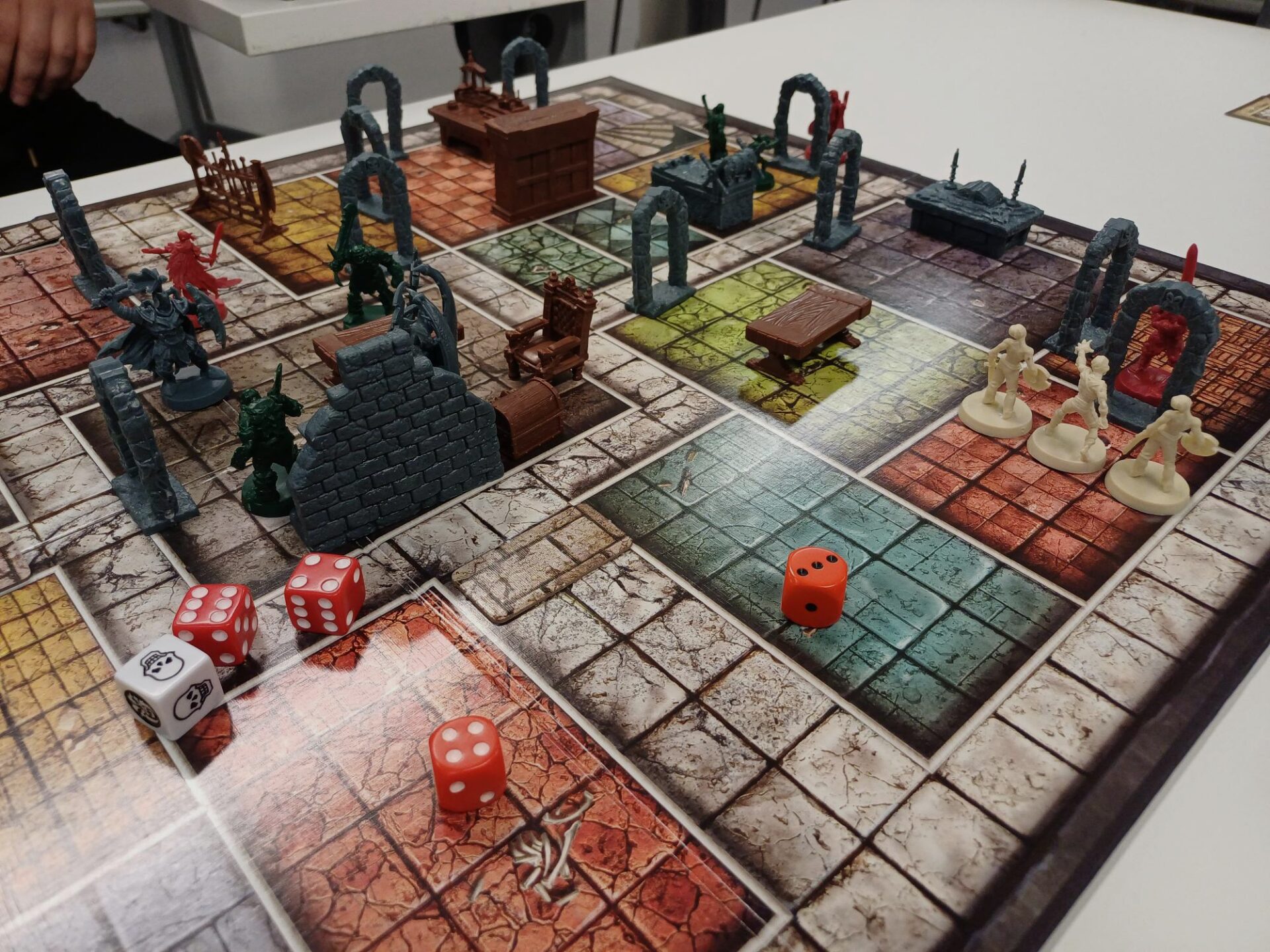 Lautapeli pöydällä, sen päällä noppia ja nappuloita.