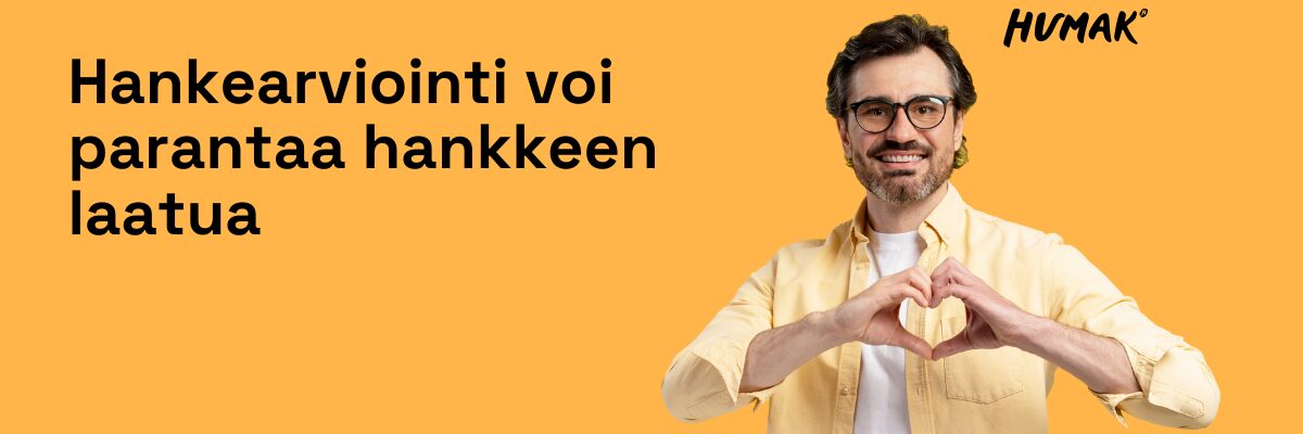 Hankearviointi voi parantaa hankkeen laatua -teksti ja keski-ikäinen mies tekee sydämen käsillään. Humak-logo yläraunassa.