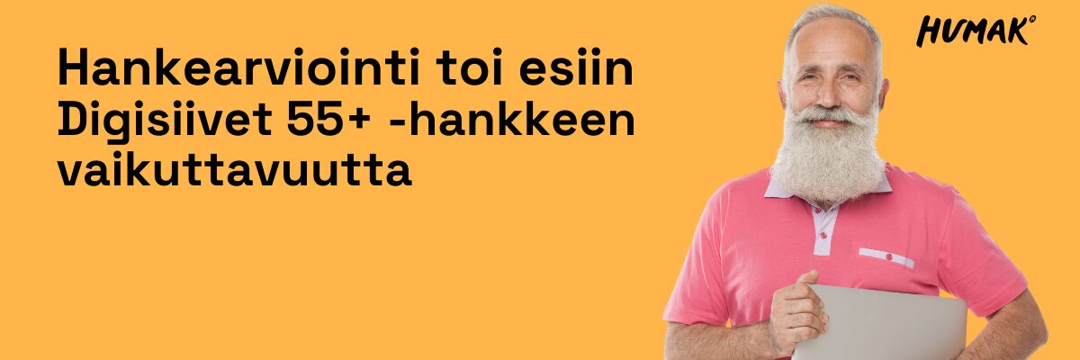Iloinen harmaahapsinen mies läppäri kainalossaan. Tekstit Hankearviointi toi esiin digisiivet 55+ hankkeen vaikuttavuutta. Humakin logo.