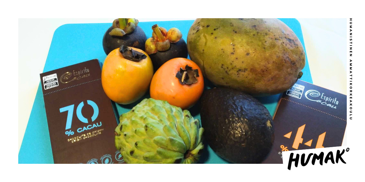 Lähikuva, jossa on brasilialaisia hedelmiä ja suklaata turkoosilla leikkuulaudalla