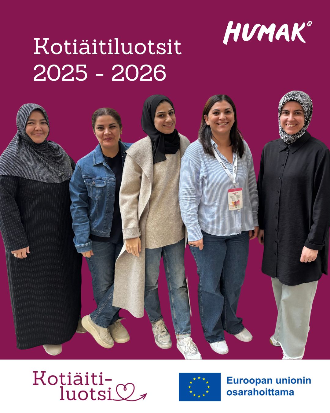 Kuvan ylälaidassa teksti Kotiäitiluotsit 2025-26 ja Humakin logo. Kuvassa viisi naista rivissä. Kuvan alalaidassa logot Kotiäitiluotsi ja EU-lippu Euroopan unionin osarahoittama.