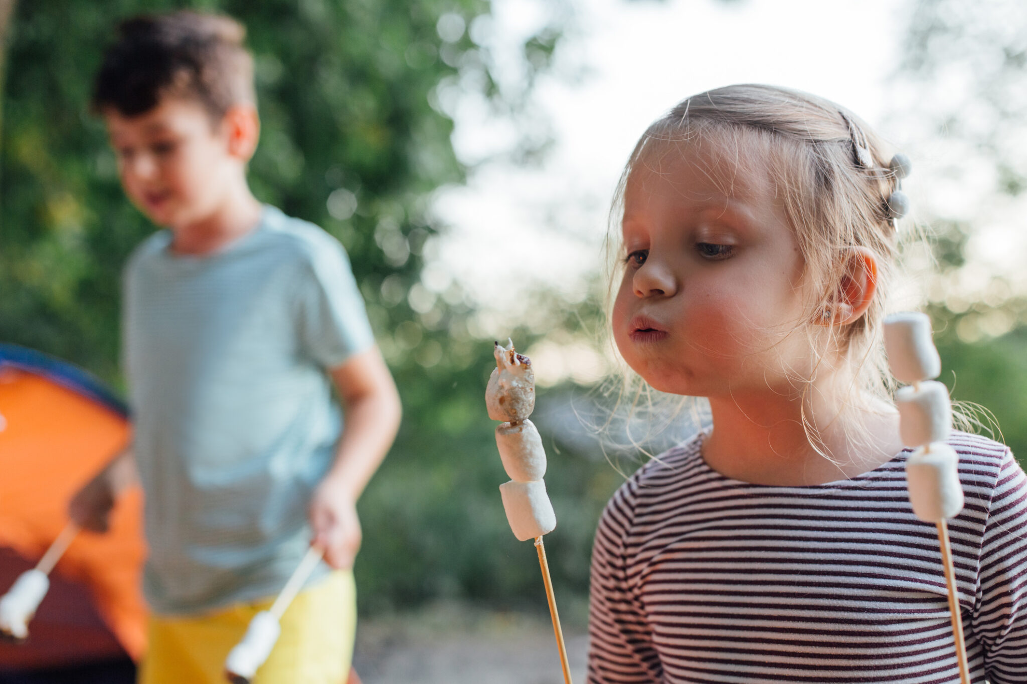 Tällä menolla päätetyö ei ole pelkkä kirosana. Nyt päivität työelämän digitaitosi ilmaiseksi. Mies istuu hymyillen tietokoneella.