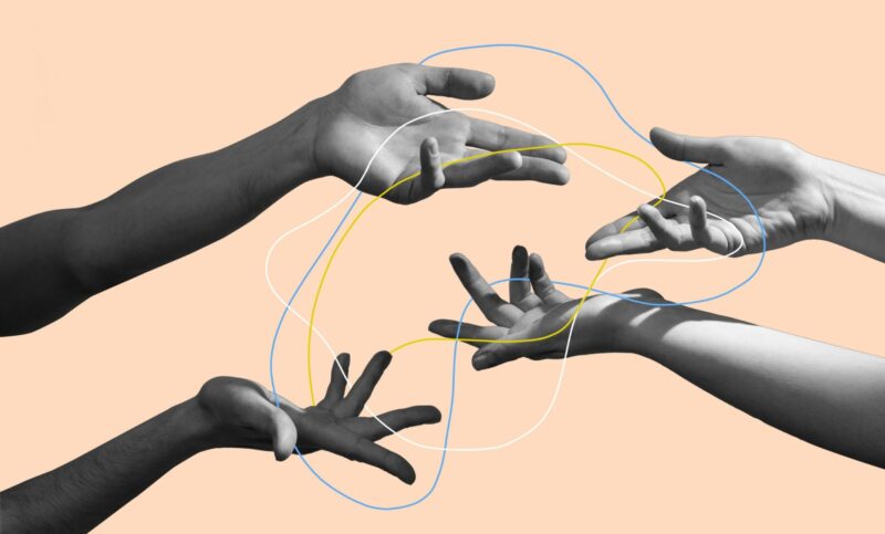 Neljä kättä kannattelee aaltomaisia viivamuotoja.