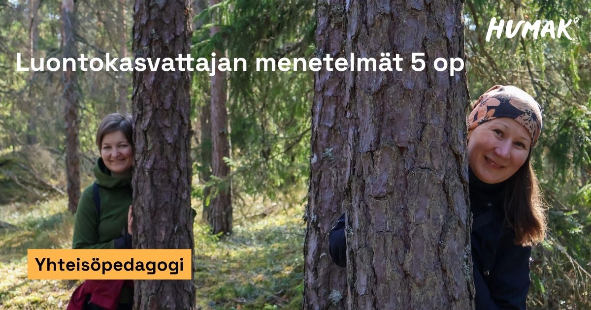 Kaksi aikuista seisoo metsäympäristössä ja kurkistaa puiden takaa kameralle. Taustalla näkyy havumetsää ja metsänpohjaa. Kuvassa on teksti ”Luontokasvattajan menetelmät 5 op”, tunniste ”Yhteisöpedagogi” sekä Humakin logo oikeassa yläkulmassa.
