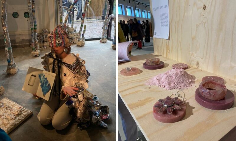 Vasen kuva: Kuvassa etualalla henkilö (Trash Queen), joka on polvillaan lattialla ja kertoo tarinaa. Hänen kasvonsa on peitetty nenästä ylöspäin koristeellisella, värikkäällä hatulla, joka on tehty jätteestä, materiaalina muovi ja metalli. Henkilöllä on myös metallitölkeistä tehty viitta yllänsä. Hän pitelee auki kirjaa, jossa on tölkin sekä jäävuoren kuva. Henkilön taustalla on hänen linnansa, eli yhteen kiinnitetyistä metallitölkeistä rakennettuja kaarevia rakenteita ja pylväitä. Oikea kuva: Kuvassa puinen taso, jonka päällä on keskellä kasa vaaleanpunertavaa jauhoa. Kasan ympärillä on samansävyisiä teoksia – lasinalusia/korutelineitä, matalia pieniä kulhoja/astioita sekä etualalla kukkaa muistuttava koriste-esine.