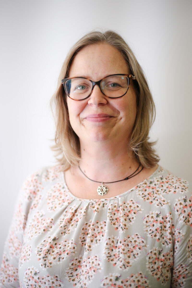 Paula Kostia toimii Humanistisen ammattikorkeakoulussa kulttuurituotannon lehtorina mm. digitaalisten tuotantoympäristöjen parissa. Kuva: Emma-Karoliina Reponen, Humak.