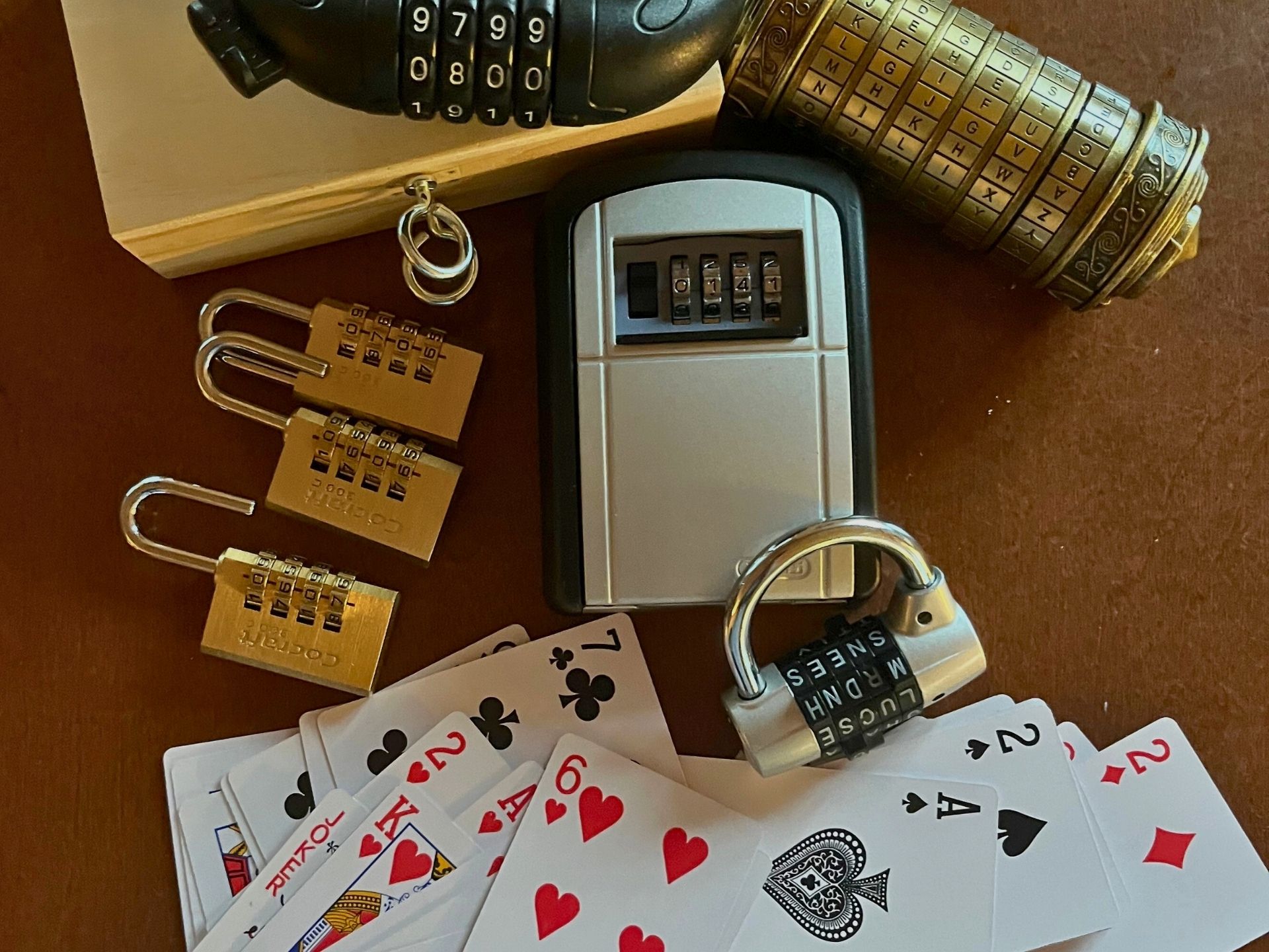 Pöydällä erilaisia kortteja ja lukkoja.