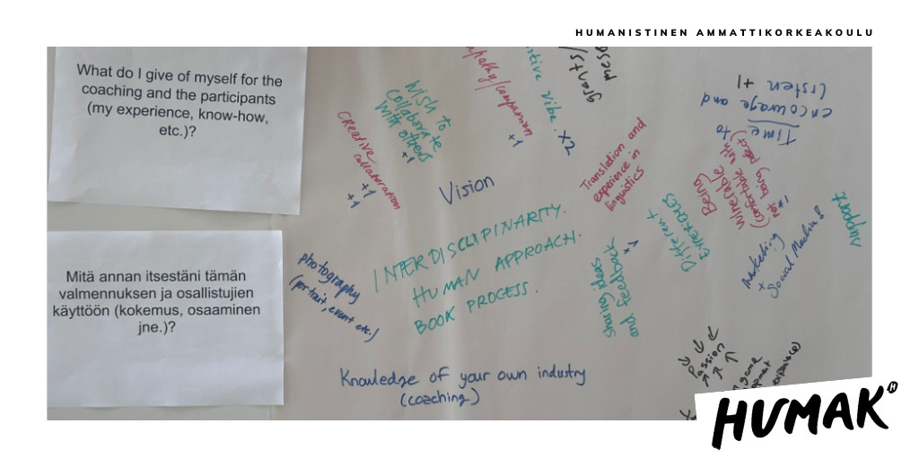 Kuvassa on fläppipaperi, johon on kirjattu eri värisillä tusseilla asioita, joita siihen kirjoittaneet ovat valmiita antamaan muiden ryhmäläisten käyttöön.