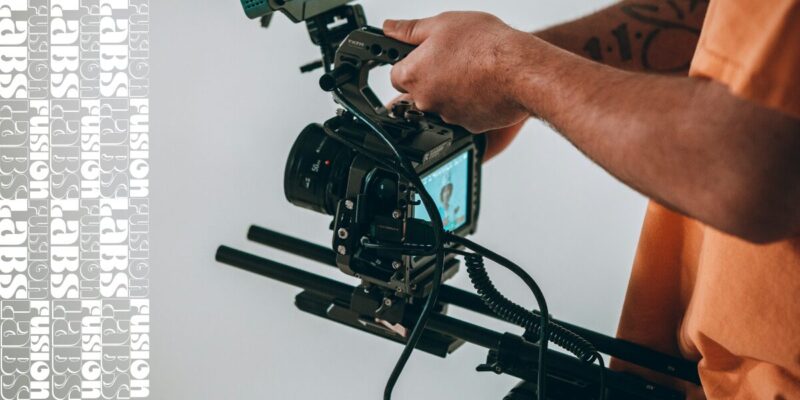 Henkilö pitää kädessään videokameraa.