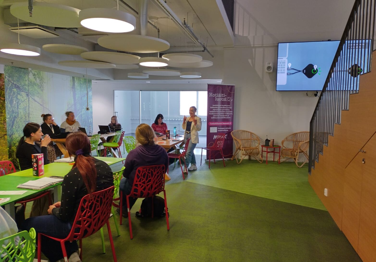 Kuva Haluatko yrittäjäksi -infosta. Yleisö istuu. puhumassa Emmi Tiermas. Hänen vieressään istuu Maarit Tontti.