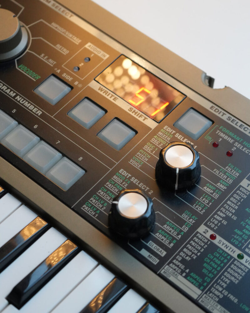 Lähikuva kosketinsoittimen paneelista. Valonäytössä näkyy asetuksia.