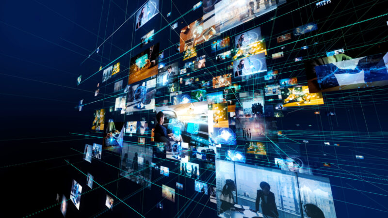 Digisisältökuvien virta tummansinistä taustaa vasten. Kuva: iStock.