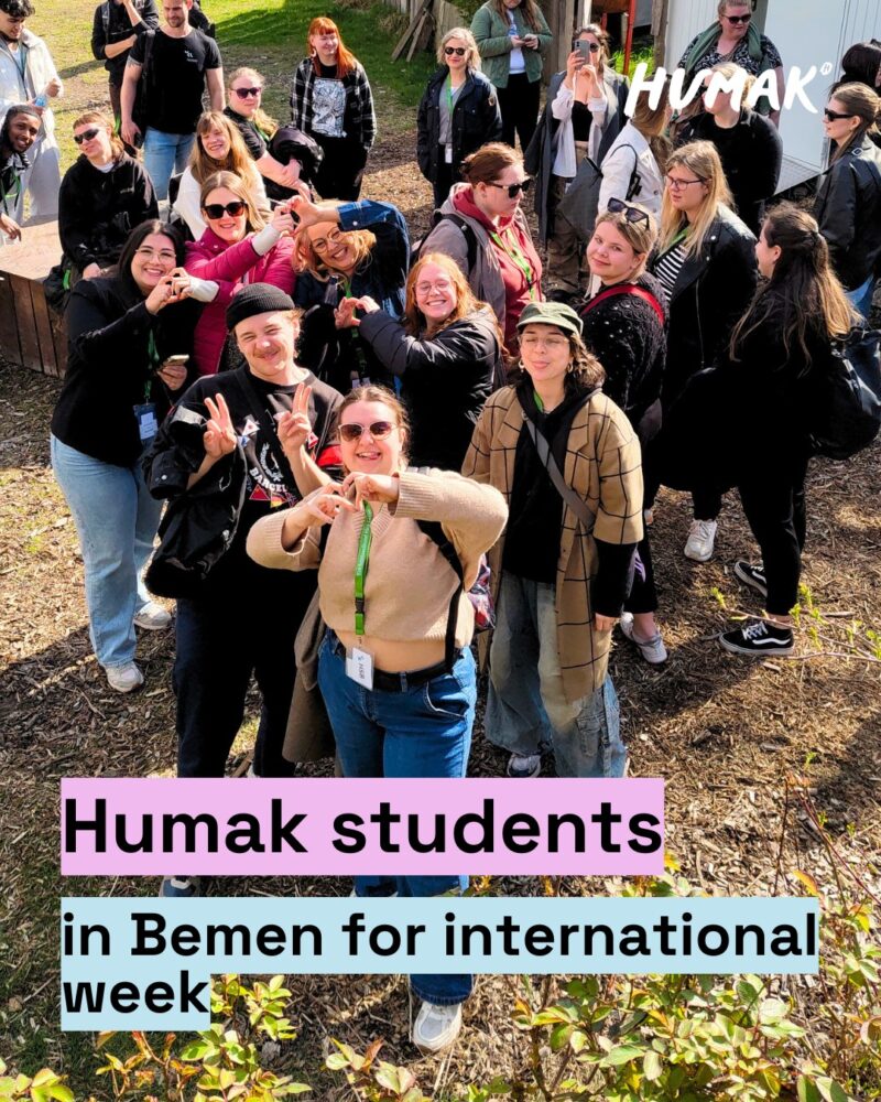 Nuoria kuvatuna ylhäältä alas, Etualalla oleva tekee kädellään sydämen.