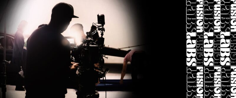 Siluettikuva henkilöstä kuvaamassa videota kameralla.