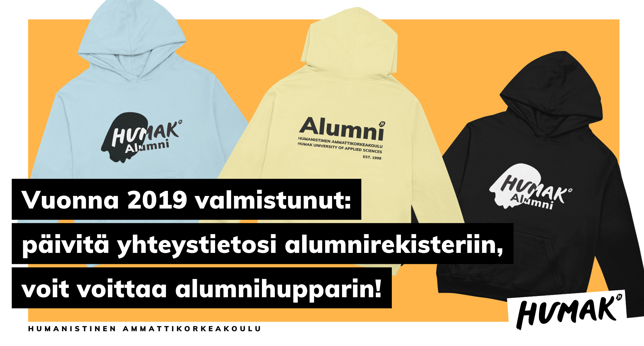 Kolme hupparia taustasta irroitettuna: vasemmalta oikealle vaaleansininen, vaaleankeltainen ja musta. Hupparissa edessä teksti Humak alumni, takana Alumni Humanistinen ammattikorkeakoulu Humak University of Applied Sciences Est. 1998