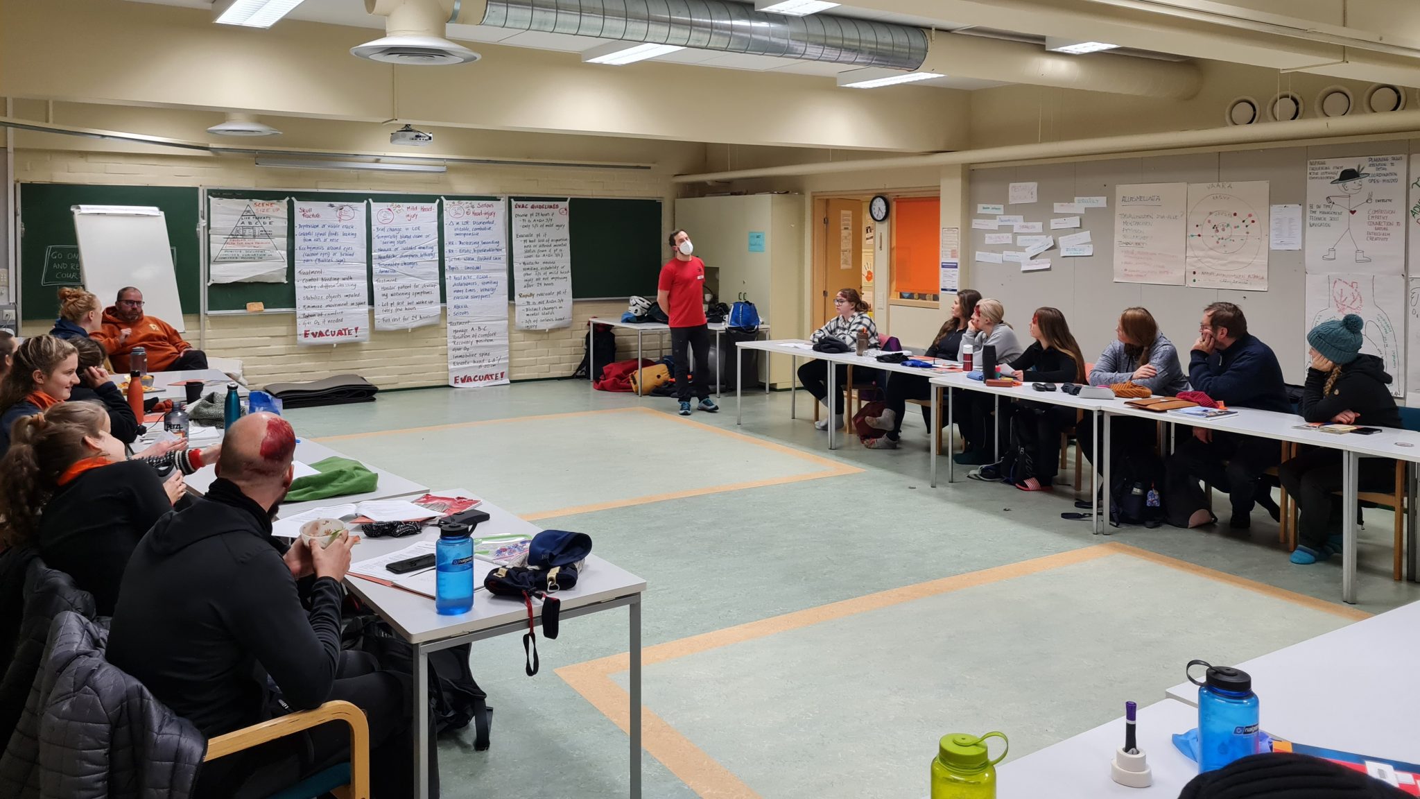 Seikkailukasvatuksen opiskelijoita luokkahuoneessa ensiapukurssin teoriaosuudella.