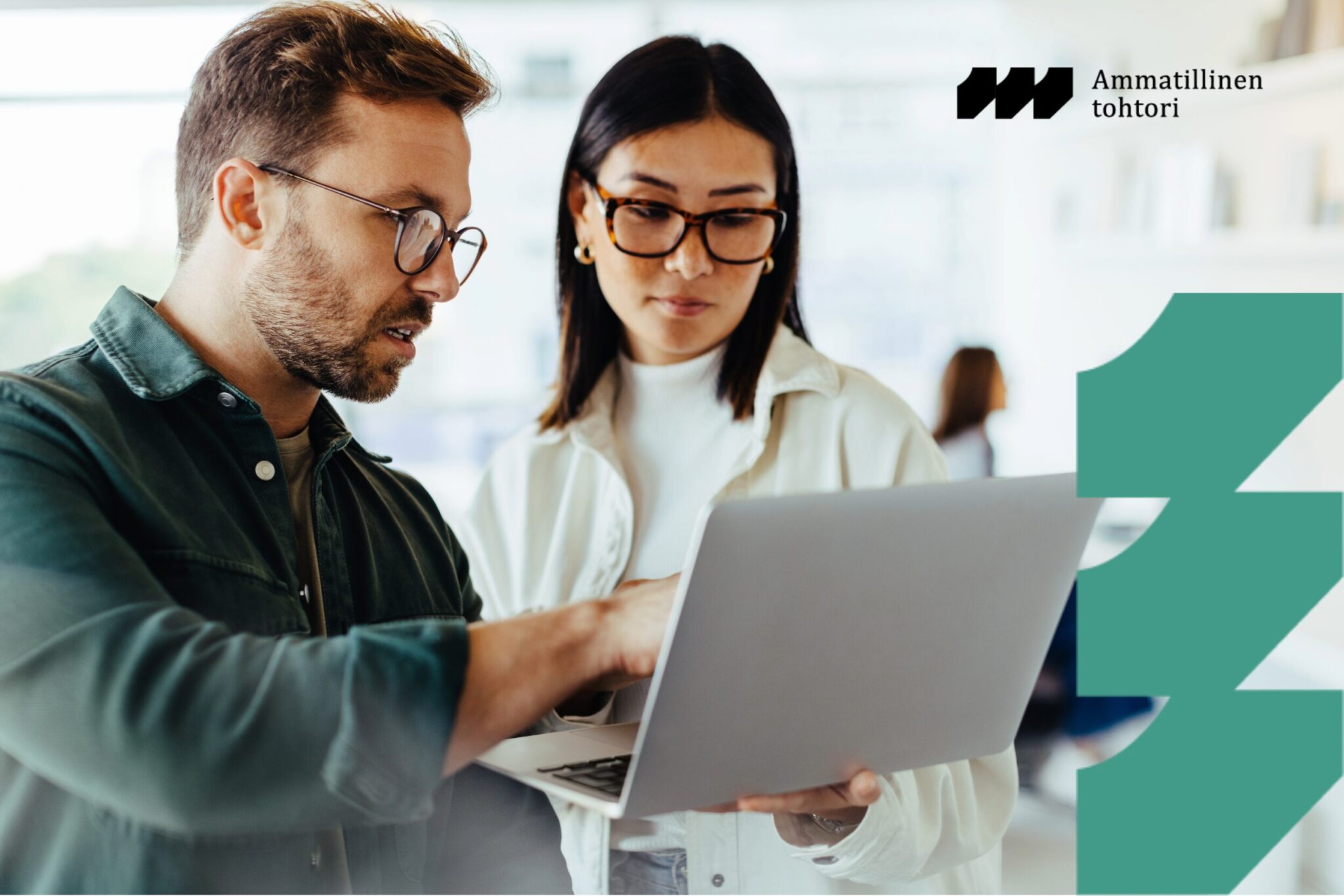 Kaksi asiantuntijaa katsovat tietokonetta yhdessä.