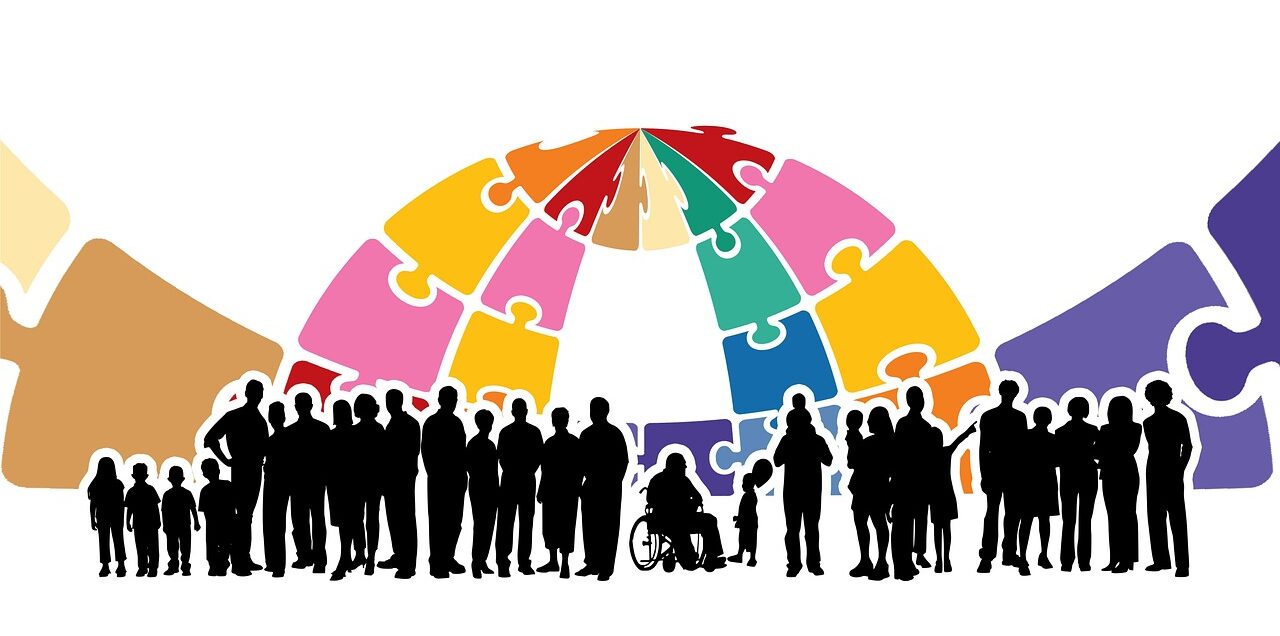 Kuvituskuvassa graafisesti tehtyjä hahmoja rivissa, monimuotoinen ryhmä hahmoja, näiden yllä palapelipaloista koottuja kaarimuodostelmia.