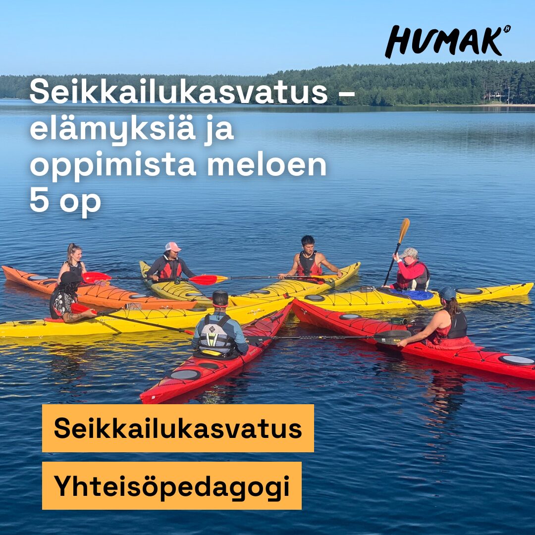 Porukka järvellä on yhdistänyt kajakkiensa keulat muodostaen järvellä tähtikuvion, Teksteinä seikkailukasvatus, elämylsiä ja oppimista meloen, seikkailukasvatus, humak, yhteisöpedagogi ja Humakin logo.